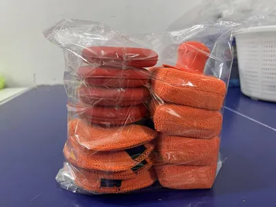 Productafbeelding van Set van 13 microvezelhandpolijstsponzen met handvat voor auto's