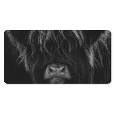Produktbild von MuchoWow® Schreibtischunterlage Schottischer Highlander - Kuh - Schwarz - Weiß - Porträt 80x40 cm - XXL Mauspad - Gaming Mauspad