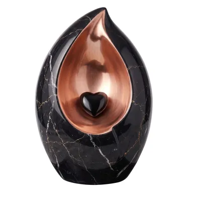 Immagine prodotto di Urna commemorativa "Cielo di rose", design elegante, in alluminio nero con finitura effetto marmo e dettagli in rosa oro, a forma di cuore. Capacità: 3,5 litri, adatta sia per persone che per animali domestici. Urna per ceneri