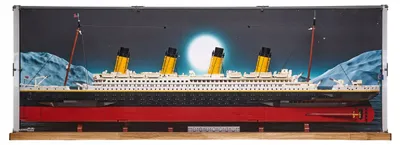 Zdjęcie produktu dla Czarna witryna z drewnianym tyłem, model 1, przeznaczona do ekspozycji zestawu LEGO® 10294 Creator Expert – Titanic