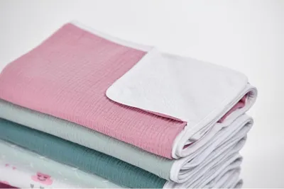 Produktbild von KraftKids Wickelunterlage Musselin rosa 3 Lagen wasserundurchlässig weich Frotte 100% Baumwolle