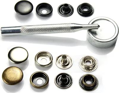 Immagine prodotto di Set di dispositivi e pinze a crimpare con 15 set di pulsanti a pressione