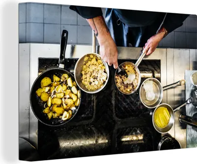 Produktbild von OneMillionCanvasses® - Leinwandbilder - 140x90 cm, Ein Koch, der in einem Restaurant kocht, Wandbilder Kunstdruck Wanddekoration - Foto auf Leinwand - Gemälde auf Holzrahmen