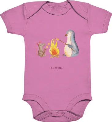 Produktbild von Mr. & Mrs. Panda Strampler Pinguin Lagerfeuer 1. - 3. Monat - Bubble Gum Pink - Geschenk, Baby, babykleidung body, Job, Arbeit, Leben, Maus, babyanzug, overall, Einteiler