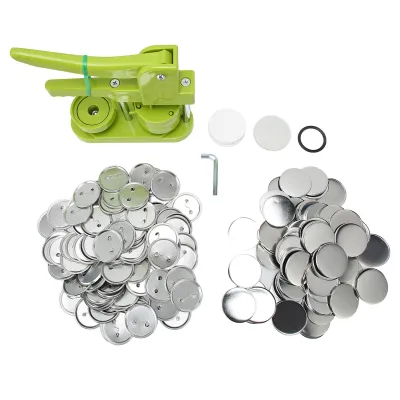 Immagine prodotto di Macchina per spillette (58 mm) in plastica ad alta resistenza, leggera e facile da usare, con ricambi per spillette inclusi, ideale per progetti fai da te