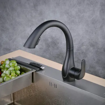 Immagine prodotto di Rubinetto da cucina nero con doccetta estraibile 360° ottone
