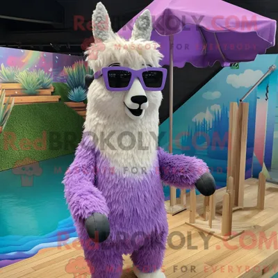 Produktbild von Lavendel-Lama-Maskottchen-Kostümfigur REDBROKOLY mit Badebekleidung und Sonnenbrille
