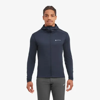 Mann trägt den Protium Lite Hoodie von Montane; dunkelblau; mit Kapuze; in sportlicher Pose.