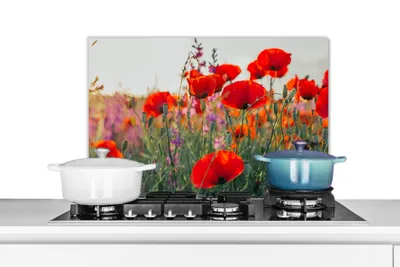 Obrázok produktu pre KitchenYeah® Kuchynský splashback - Kuchynský splashback - Ochrana steny sporáka a drezu - Mak - Kvety - Červená - Fialová - Lúka 60x40 - Alu-Dibond (alternatíva skleneného splashbacku) - Tepelne odolný - Her