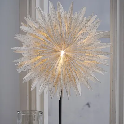 Zdjęcie produktu dla Gwiazda stojąca biała WINTER 62 cm wysokości metalowa podstawa wymienne żarówki LED E14