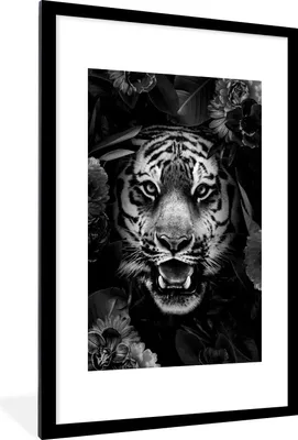 Produktbild von MuchoWow® Gerahmtes Poster Tiger zwischen den Blumen - schwarz und weiß 60x90 cm - Poster mit Schwarzem Bilderrahmen Wandposter Rahmen Foto Bilder - Dekoration - Wandposter Wohnzimmer - Hochwertig