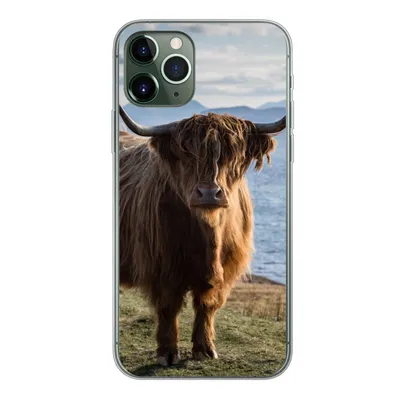 Produktbild von MuchoWow® Handyhülle Schutzhülle Hülle für iPhone 11 Pro Schottische Highlander - Bergen - Meer Silikon Softcase Handy Hülle - Handy