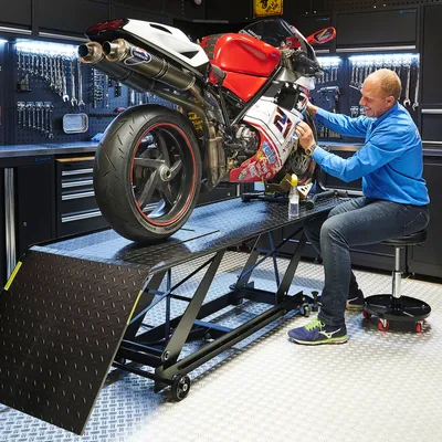 Produktbild von Datona - Motorrad Hebebühne Hydropneumatisch 450 kg - Mobile Hebeplattform mit Rampe & Radklemme - Hubtisch 70x220 cm Schwarz - inkl. Werkstatthocker höhenverstellbar