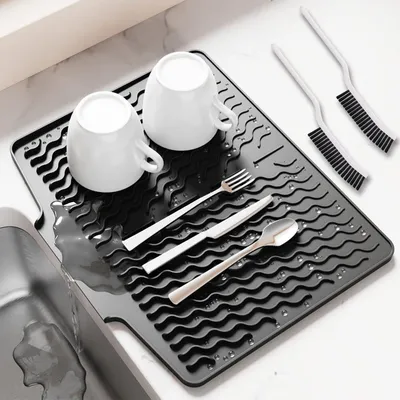Produktbild von Silikon Abtropfmatte für Geschirr mit 2 Bürsten | Rutschfeste und hitzebeständige Abtropfmatte für die Spüle, faltbar mit Rillenstruktur, 40×33cm
