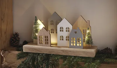 Image de LED Board "Maisons" en bois, silhouettes avec petits sapins, décoration d'hiver, décoration de Noël avec éclairage