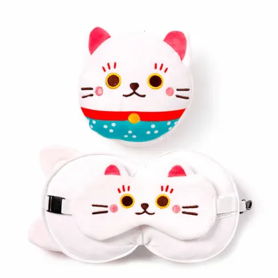 Productafbeelding van Reiskussen en oogmasker met het ontwerp van de Maneki Neko kat van Relaxeazzz