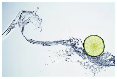 Produktbild von Wallario Küchenrückwand aus Glas, Größe: 90 x 60 cm, Motiv: Limettenscheibe in spritzigem Wasser | Spritzschutz | abwischbar | pflegeleicht | in