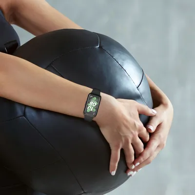 Produktbild von kwmobile 2x Schutzhülle kompatibel mit Huawei Band 10 / 9 / 8 Hülle - Fullbody Cover Set aus Silikon - Transparent Schwarz