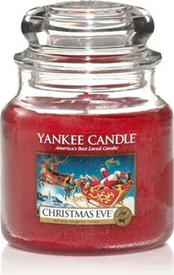 Produktbild von Yankee Candle Duftkerze Christmas Eve, 411g, Weihnachtsrot, 65-75 Stunden Brenndauer, im Glas aus Paraffinwachs mit Baumwolldocht, Kopfnote: Orange, Mandel, Limette, Zitrone; Herznote: Rote Beere, Zimt, Muskatnuss; Basisnote: Veilchen, Bernstein, Praliné, Vanille