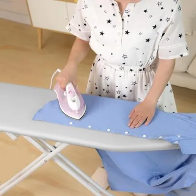 Immagine prodotto di Asse da stiro pieghevole con superficie antiscivolo e altezza regolabile