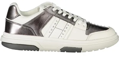 Produktbild von Moderner Damensneaker in Weiß mit Silberdetails und Komfortfußbett