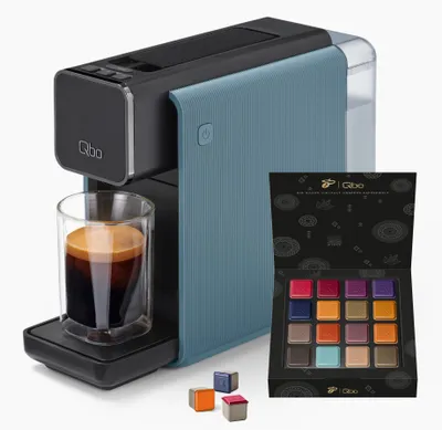Produktbild von Tchibo Qbo ONE Premium Kapselmaschine inkl. 16 recyclebaren Qbo Kaffeekapseln für Espresso, Caffè Crema und Caffè Grande, hochwertiges, kompaktes, innovatives Design, Misty Blue