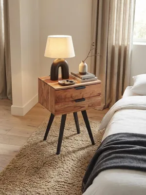 Draufsicht auf die Nachtkonsole aus Akazienholz, die neben einem Bett steht und ausreichend Ablagefläche für eine Lampe und ein Buch bietet._#sku_SAFWL6.156#