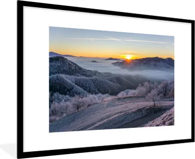 Produktbild von MuchoWow® Gerahmtes Poster Winter - Berge - Sonne - Abend 90x60 cm - Poster mit Schwarzem Bilderrahmen Wandposter Rahmen Foto Bilder - Wanddekoration - Fotos
