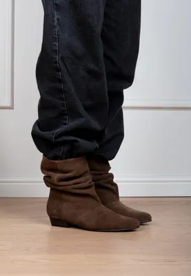 Produktbild von Damen Stiefel VIANA aus braunem Wildleder mit spitzer Zehenpartie, 3 cm Absatz und plissiertem Schaft, KI-generiertes Bild