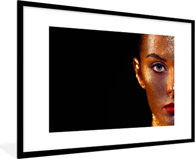 Produktbild von MuchoWow® Gerahmtes Poster Make-up - Gold - Frau - Luxus - Glitzer - Kunst 90x60 cm - Poster mit Schwarzem Bilderrahmen Wandposter Rahmen Foto Bilder - Wanddekoration - Fotos