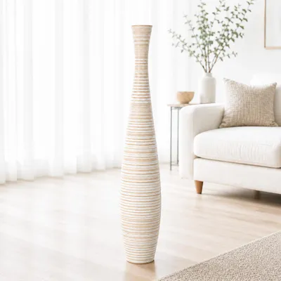 Produktbild von Leewadee Hohe Bodenvase 85 cm aus Mangoholz in weiß, KI-generiertes Bild