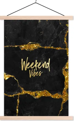 Produktbild von MuchoWow® Textilposter Zitate - Wochenende - Gold - Glitzer 120x180 cm mit holzfarbenen Rahmen - Textil-Plakat