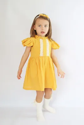 Produktbild von Kleid Laila - Senfgelbes Baumwollkleid mit Spitzendetails und Haarband