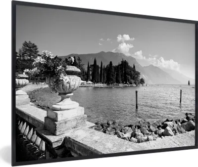 Produktbild von MuchoWow® Gerahmtes Poster Die Küstenlinie am Gardasee in Italien - schwarz und weiß 90x60 cm - Poster mit Schwarzem Bilderrahmen Wandposter Rahmen Foto Bilder - Fotorahmen - Foto-Plakat