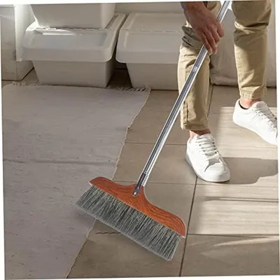 Zdjęcie produktu dla Czerwona szczotka do podłóg z miękkim włosiem i stalowym trzonkiem. Lekka szczotka do użytku w pomieszczeniach, idealna do usuwania kurzu w biurach i domach. Łatwa do przechowywania