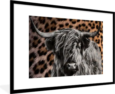 Produktbild von MuchoWow® Gerahmtes Poster Schottischer Highlander - Pantherdruck - Tiere 90x60 cm - Poster mit Schwarzem Bilderrahmen Wandposter Rahmen Foto Bilder - Wanddekoration - Fotos