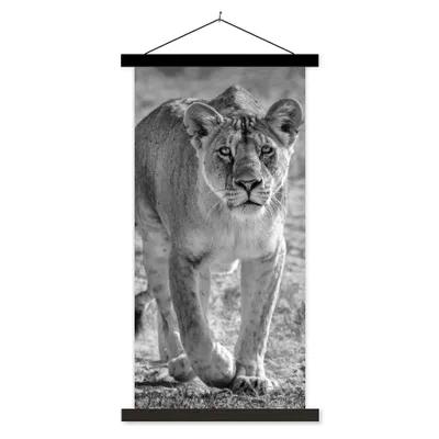 Produktbild von MuchoWow® Textilposter Löwe - Schwarz - Weiß 90x180 cm mit schwarzem Rahmen - Dekoration Wohnzimmer