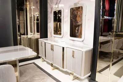 Immagine prodotto di Elegante credenza in legno bianco con specchio dal design moderno