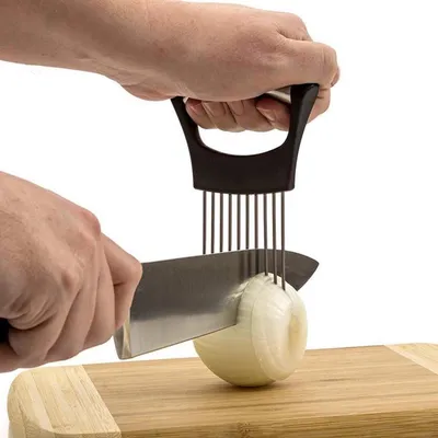Produktbild von CHPN - Zwiebelkamm - Gemüseschneider - Schwarz - Schneidehilfe - Küchenhelfer - Gabel für Zwiebeln - Kartoffeln - Gemüse - Küchenwerkzeug