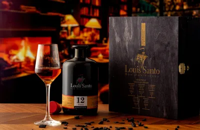 Produktbild von Louis Santo Premium Rum Geschenkset incl. 2 Gläser | 12 Jahre Bourbon & PX Cask Finish, edle Holz Geschenkbox, 40% Vol. 0,5l