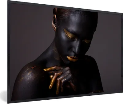 Produktbild von MuchoWow® Gerahmtes Poster Frau - Schwarz - Gold - Kunst 90x60 cm - Poster mit Schwarzem Bilderrahmen Wandposter Rahmen Foto Bilder - Fotorahmen - Foto-Plakat