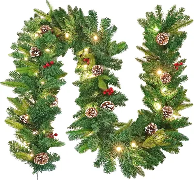 Produktbild von LARS360 Künstliche Weihnachtsgirlande 800 cm mit LED, Tannengirlande mit grünen Blättern, Kiefernzapfen & roten Beeren, Weihnachtsdeko für Tür, Wand & Kamin