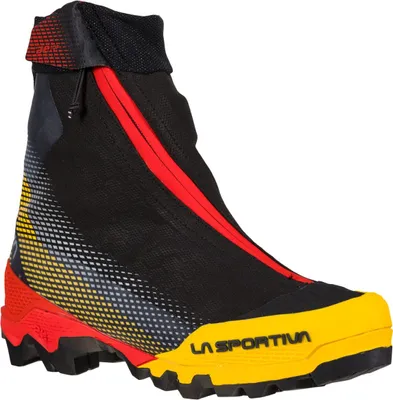 Schwarz-rote Aequilibrium Top GTX Zustiegsschuhe von La Sportiva mit gelber Sohle.