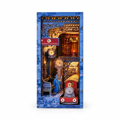 Produktbild von THAR Magic Train Station Book Nook DIY-Bausatz mit LED, 195 Teile