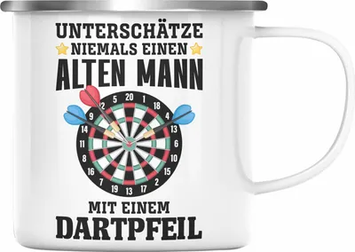 Produktbild von Trendation - Dart Emaille Tasse Unterschätze Niemals Einen Alten Mann Mit Einem Dartpfeil Spruch Männer Dart-Spieler Geschenkidee (Silber)