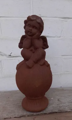 Produktbild von Engel auf Kugel Skulptur Dekoobjekt Zement rostbraun Gusseisenoptik