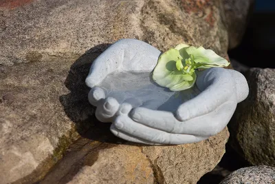 Produktbild von Gilde Vogeltränke "Hands" grau 52373