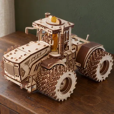 Productafbeelding van 3D-puzzel, tractor Kirovets K-7M, EWA, hout, 596 onderdelen, AI-gegenereerde afbeelding