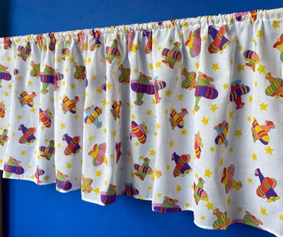 Produktbild von heimtexland ® Kindergardinen Set 3-tlg Fensterdekoration Flugzeuge Bunt Schlaufenschal Scheibengardine Kinderzimmer Deko Vorhänge halbtransparent Kinder Gardine Typ800 HxB 180 x 145 cm