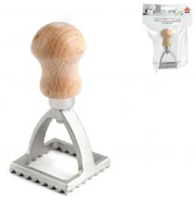 Immagine prodotto di Tagliaravioli In Alluminio Manico Legno Quadrata Cm4,8